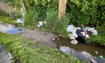 VIDEO: Garbage flies off unsecured trailer, littering garbage in Spokane alleyway