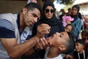 Gaza parents rush to vaccinate kids against polio despite war fears