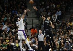 Davis, James spark Lakers over Spurs while Cavs stay perfect