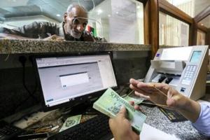 Cash crunch pushes Libyans to bank cards despite hurdles